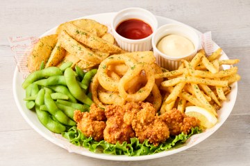 唐揚げやポテトなどの人気おつまみプレート